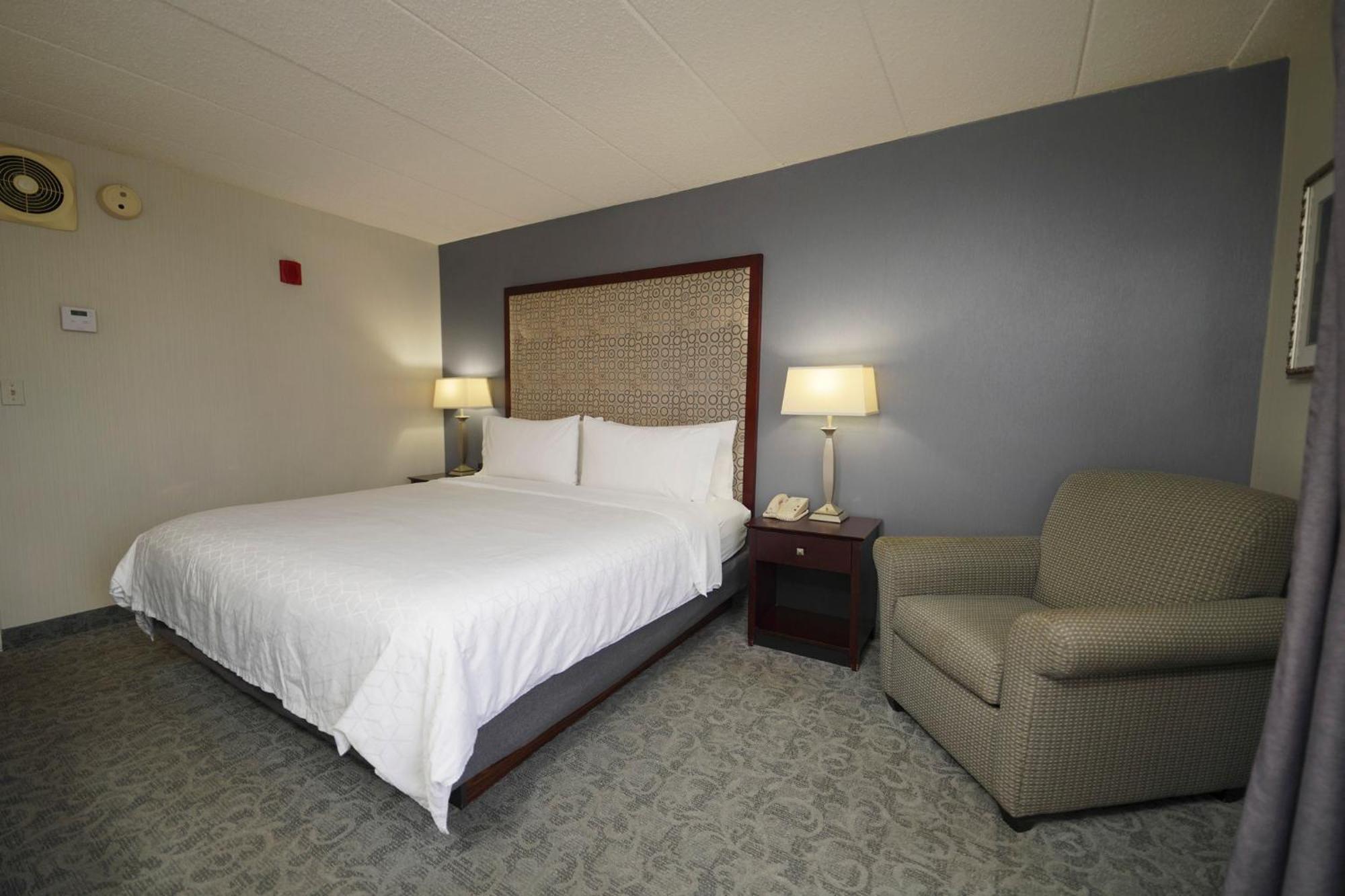 Holiday Inn & Suites Chicago-Carol Stream Wheaton By Ihg Exterior photo