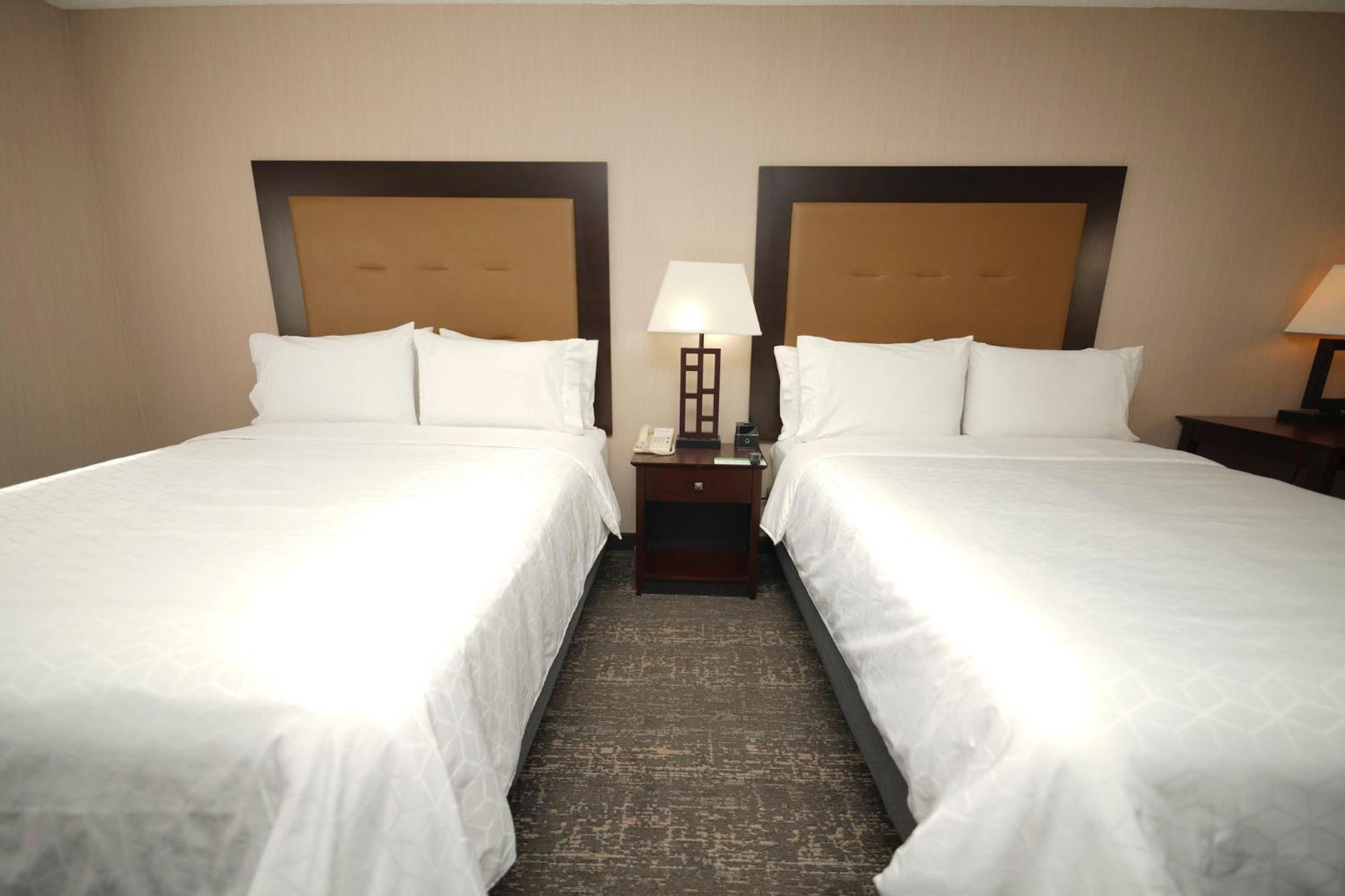 Holiday Inn & Suites Chicago-Carol Stream Wheaton By Ihg Exterior photo