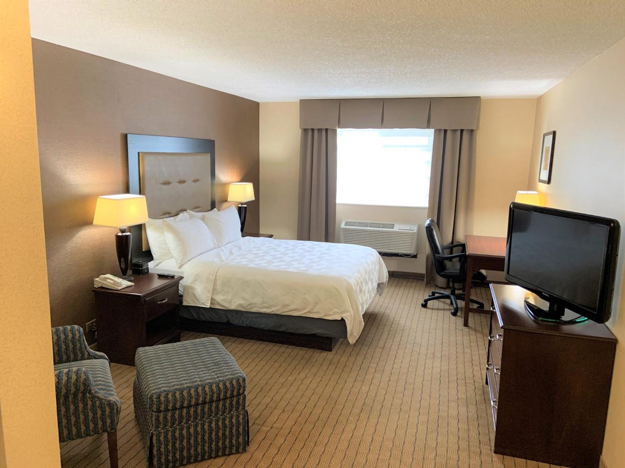 Holiday Inn & Suites Chicago-Carol Stream Wheaton By Ihg Exterior photo