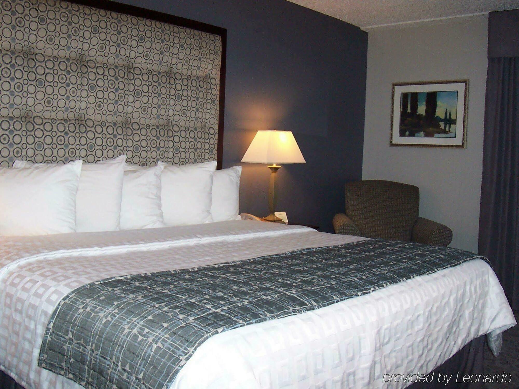 Holiday Inn & Suites Chicago-Carol Stream Wheaton By Ihg Exterior photo